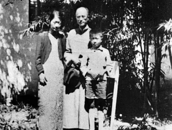 1906年，扬州城一富家千金出阁，光娘家准备的嫁妆就摆了10条街，可惜红颜多薄命