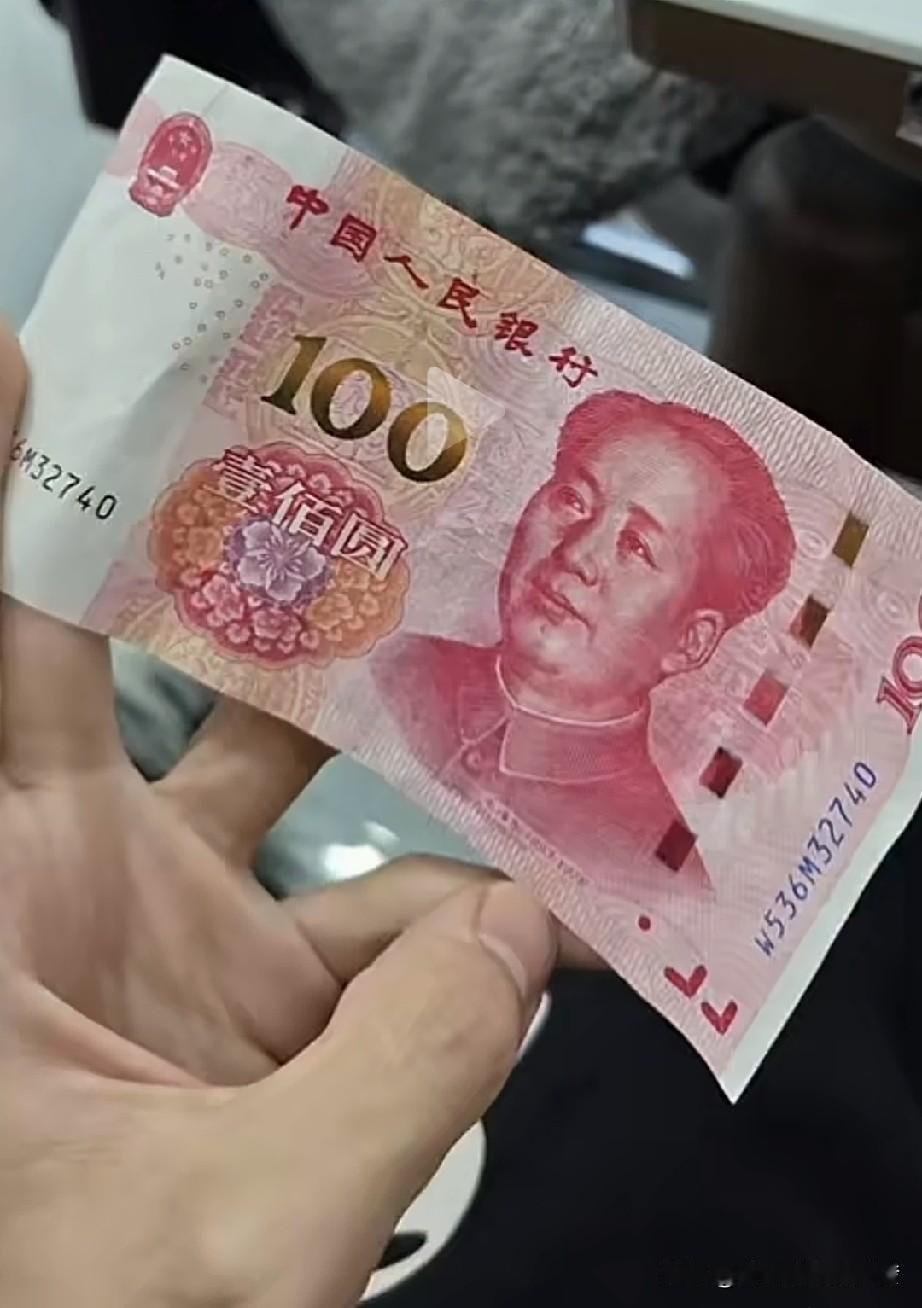 男子停在路边看导航时，一位满身酒气的大哥上前借火，然后拍了他一下肩膀表示感谢，而