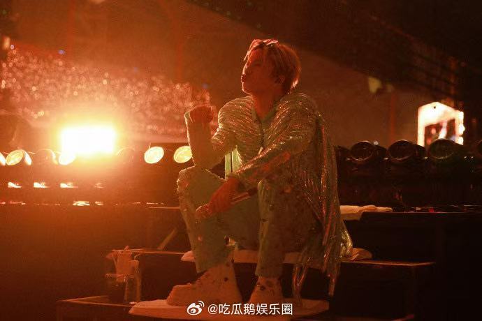 薛之谦霸屏成都双子塔光影缓缓游走于双子塔之上，将万兽之王独有的氛围感送到路人眼前