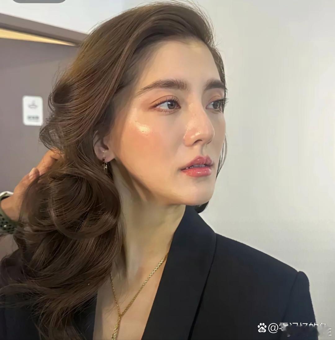 吴千语年轻的时候比现在漂亮。 