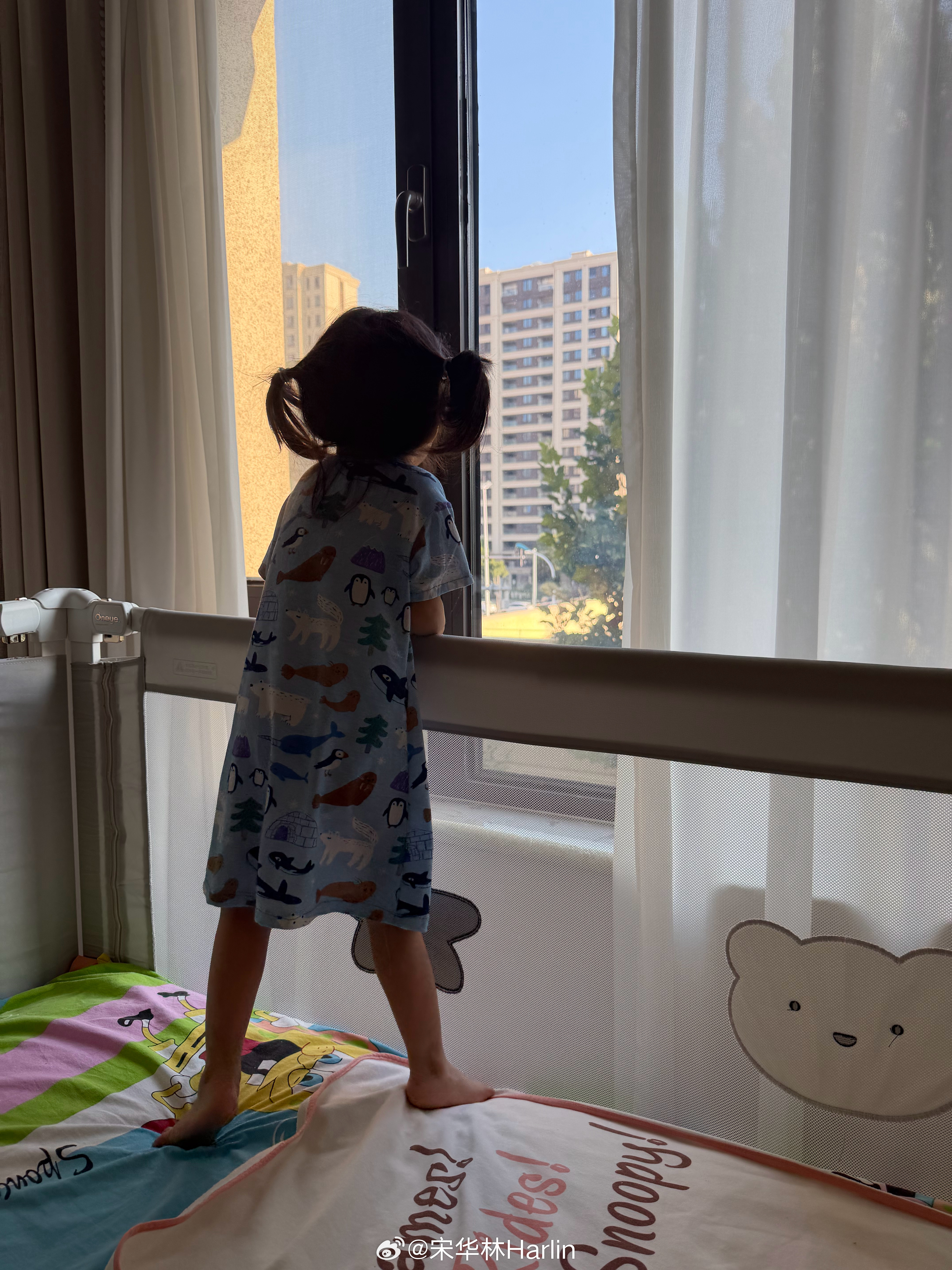 我跟老二说，你该睡觉了，你是乖孩子。老二说，我不是乖孩子[怒] ​​​