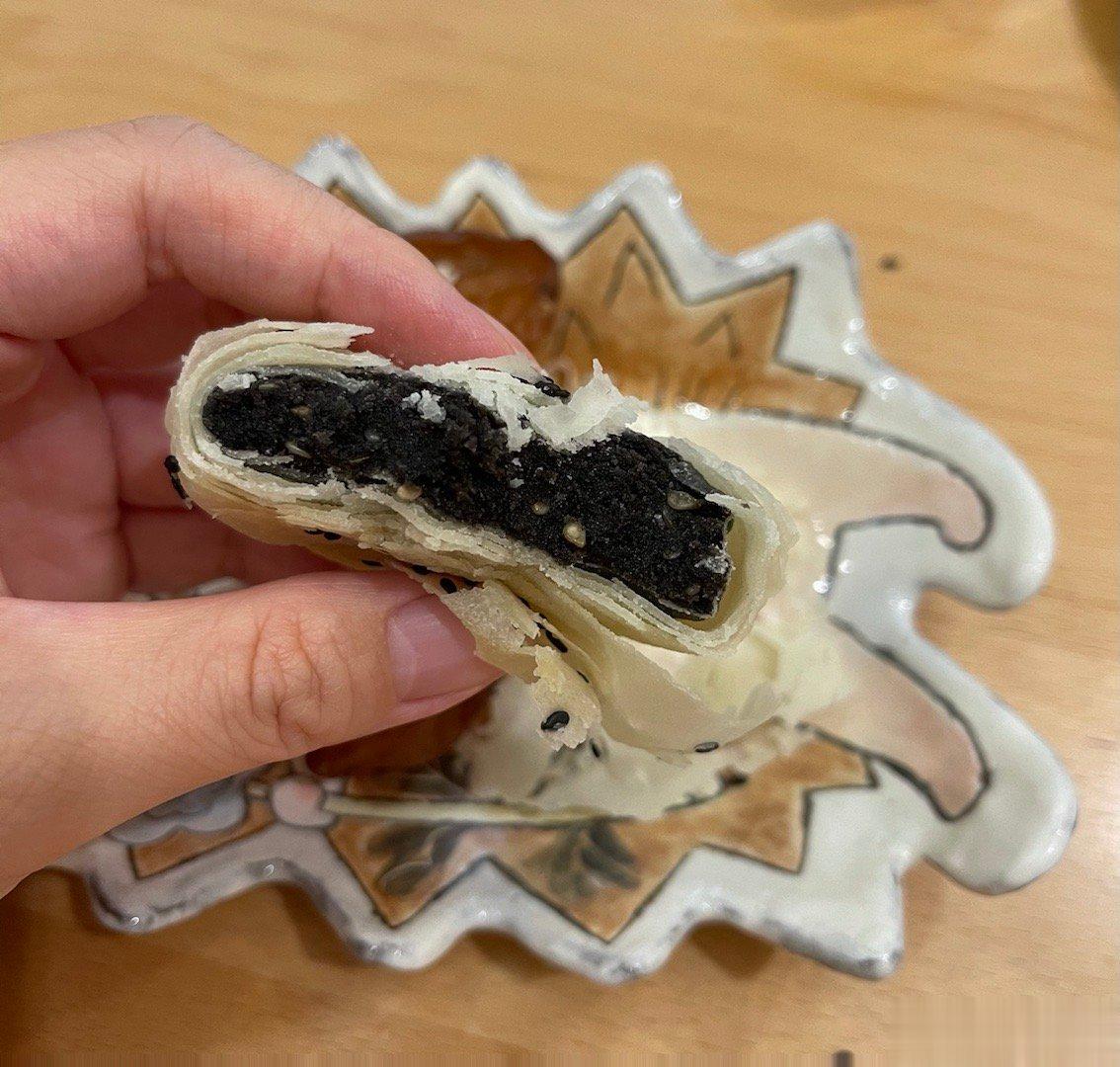 有点饿，吃个黑芝麻饼和年糕条，和乔乔分享小丸子动画片[嘻嘻]。对了，买到的姐妹，