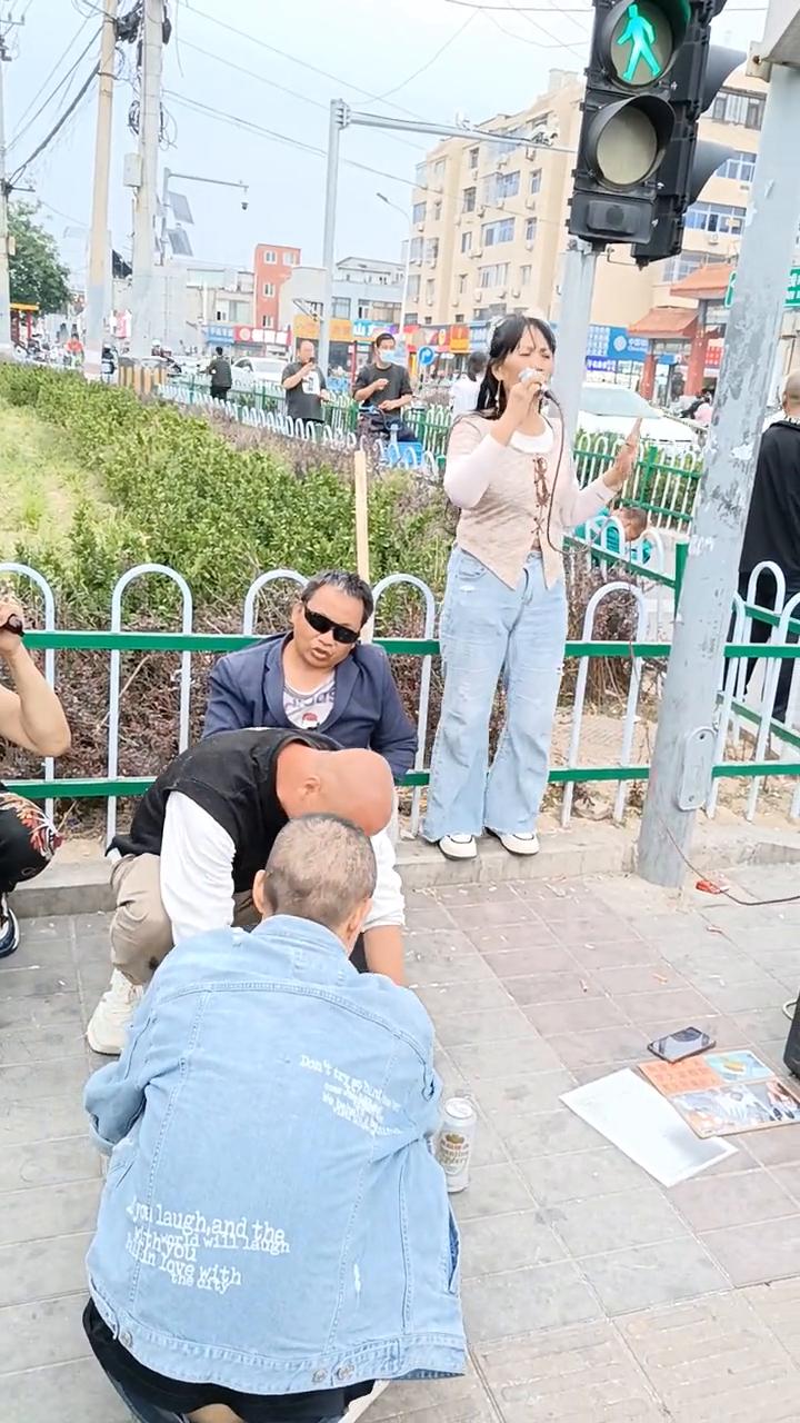 来一块臭姑娘，来，妹妹来。