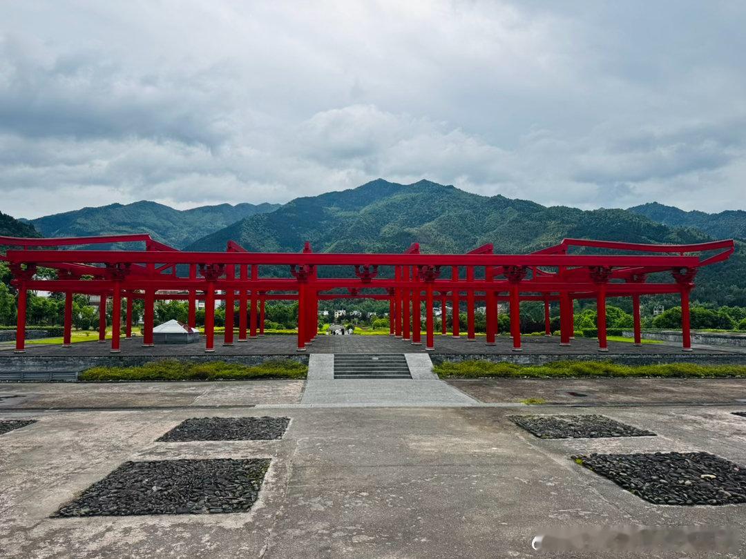 九嶷山舜帝庙考古遗址公园、玉琯岩。玉琯岩前的九疑山的疑字少了一撇，有至少5种说法