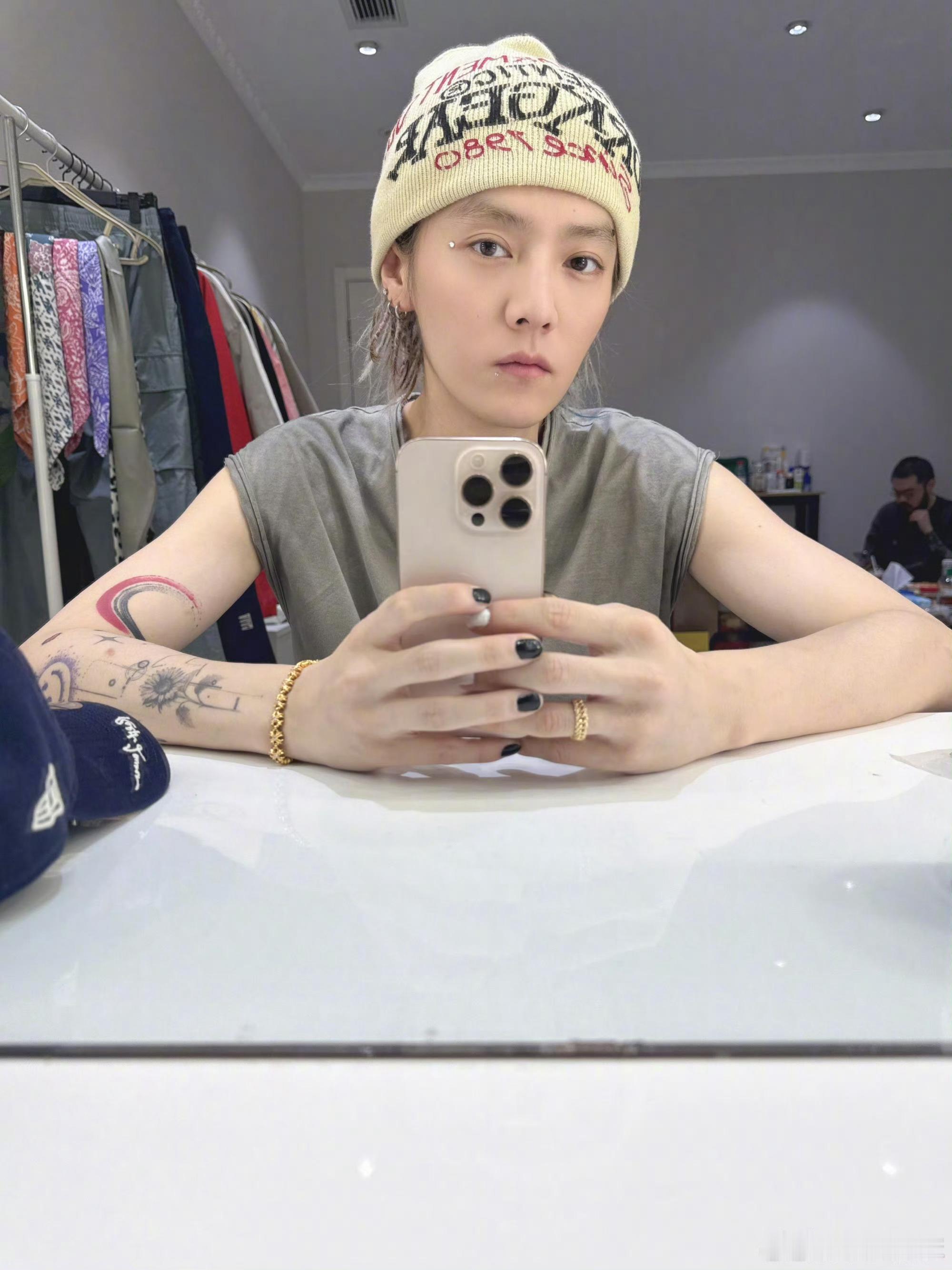 鹿晗抢票抢吧谁能抢过你们啊！鹿晗上海演唱会近2w张票光速售罄，鹿晗被限 流半年归