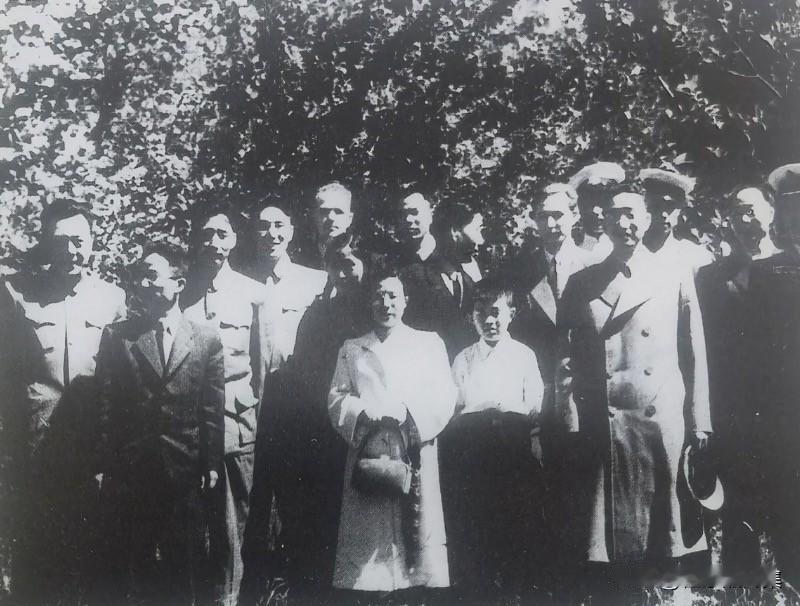 1951年5月，徐向前（前排右二）率中国政府兵工代表团出访苏联，与代表团成员在中