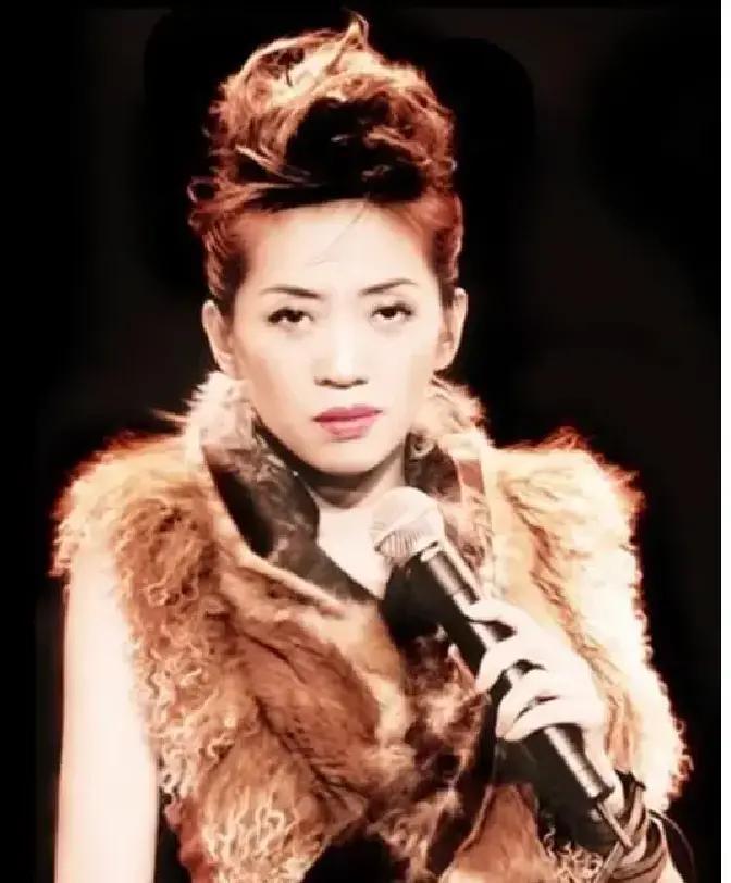 看到梅艳芳主治医生的那段采访，心里真像堵了块石头。
 
本来是一手天胡的牌，硬是