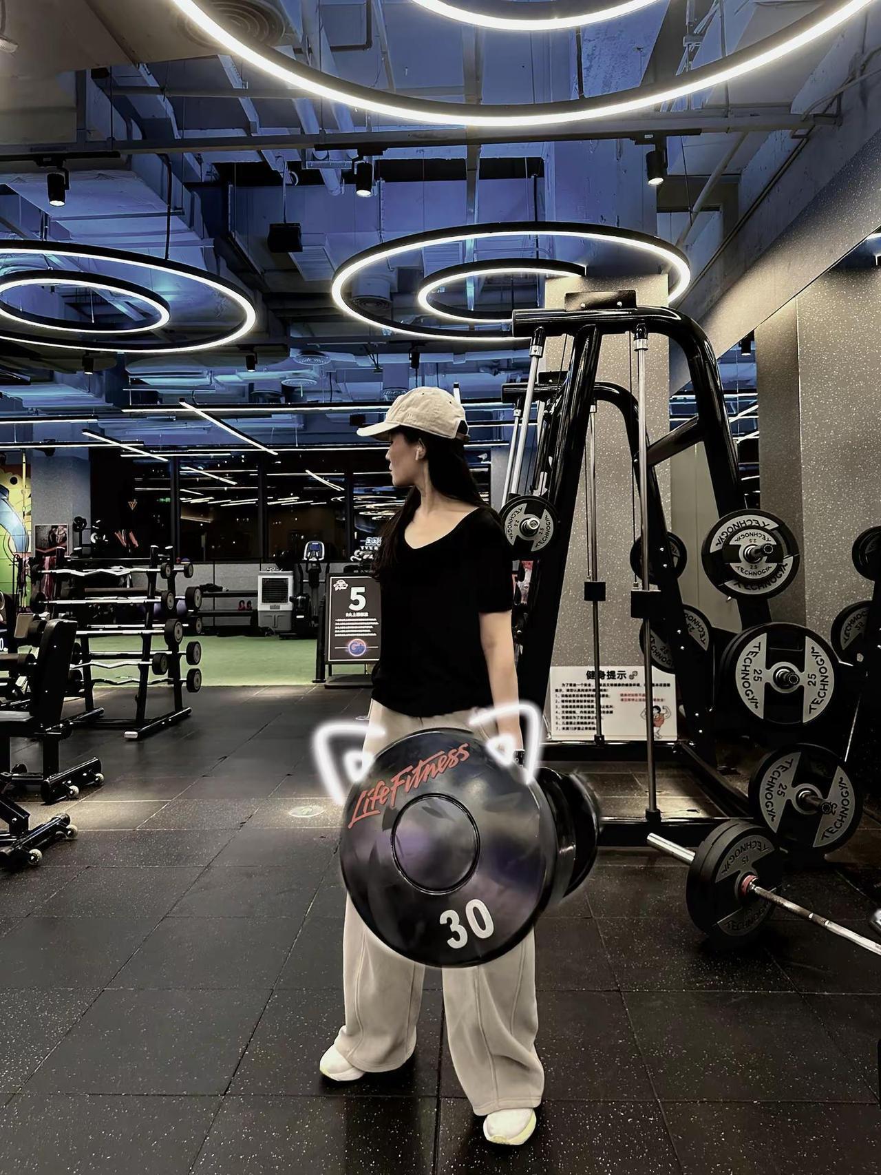 单手已经可以拎起30了  姐妹到哪了？健身打卡 健身 健身房日常 自律