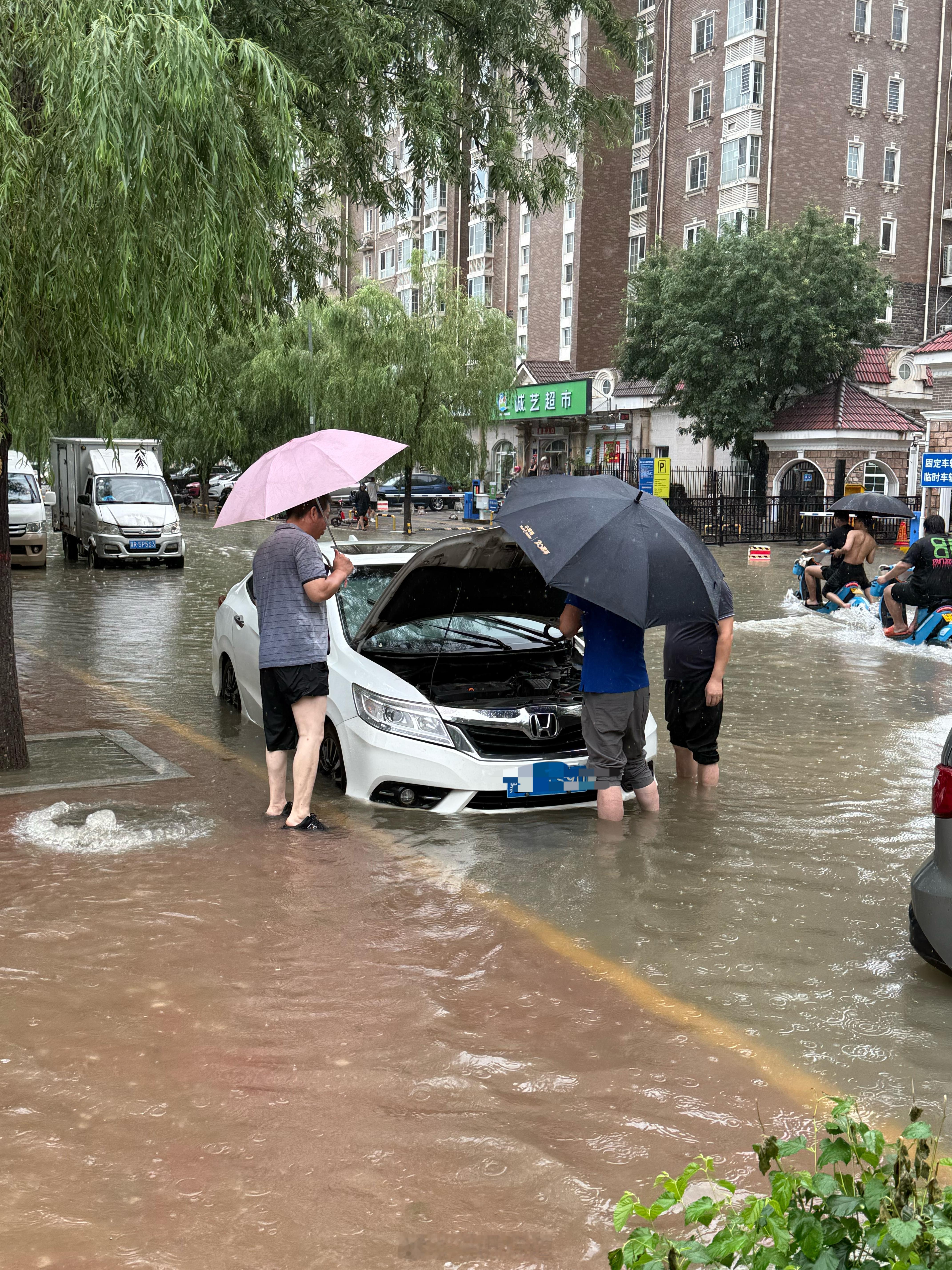 北京因灾死亡30人各位都居家办公了吗刚出去转了一圈，不少车都被淹了开老凯雷德的大