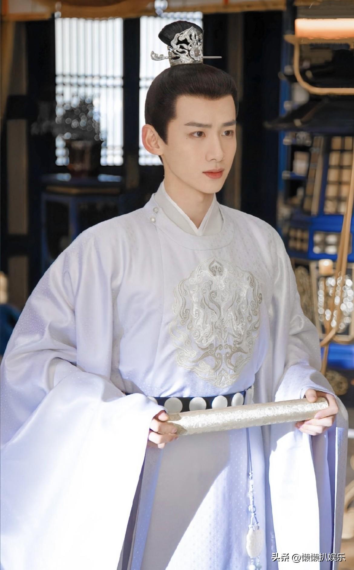 白敬亭，田曦薇，《卿卿日常》
王鹤棣，田曦薇，《大奉打更人》
许凯，田曦薇，《子