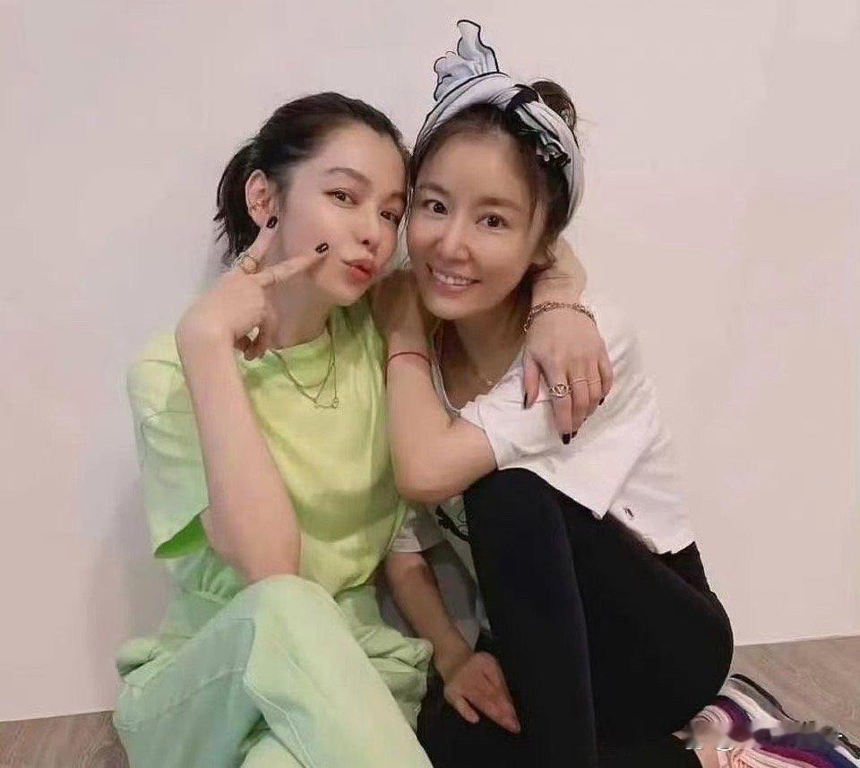 林心如与徐若瑄同框，无论身材与气质，都是顶呱呱 