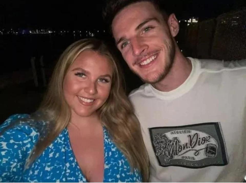 英格兰国脚德克兰·赖斯的女友劳伦·弗莱尔近日再度成为社交媒体上的攻击目标，在英超