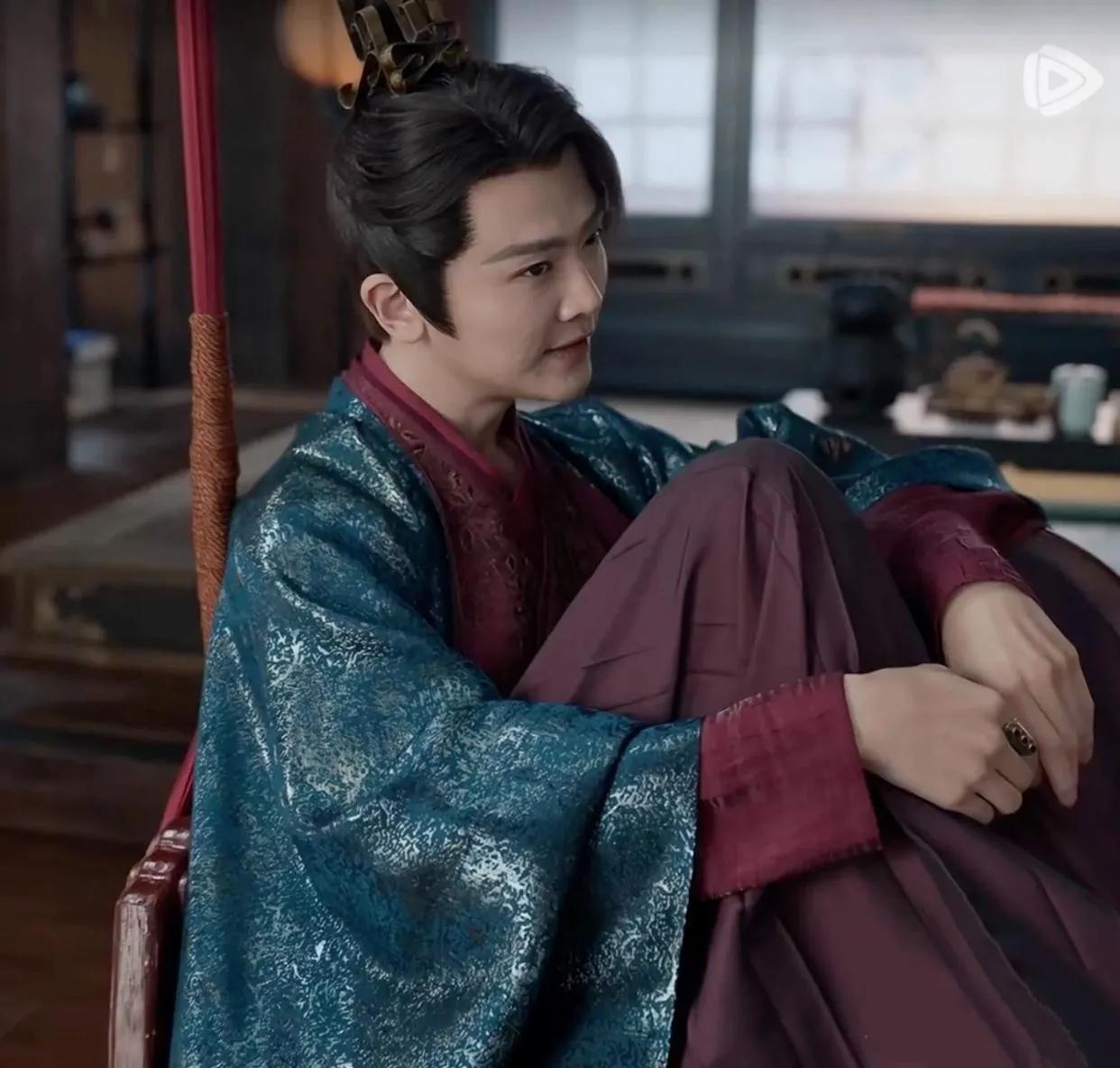 二皇子走路，除了头发会呼哒呼哒，好像哪里都不动，真的被“先秦淑女步，素，步步有态