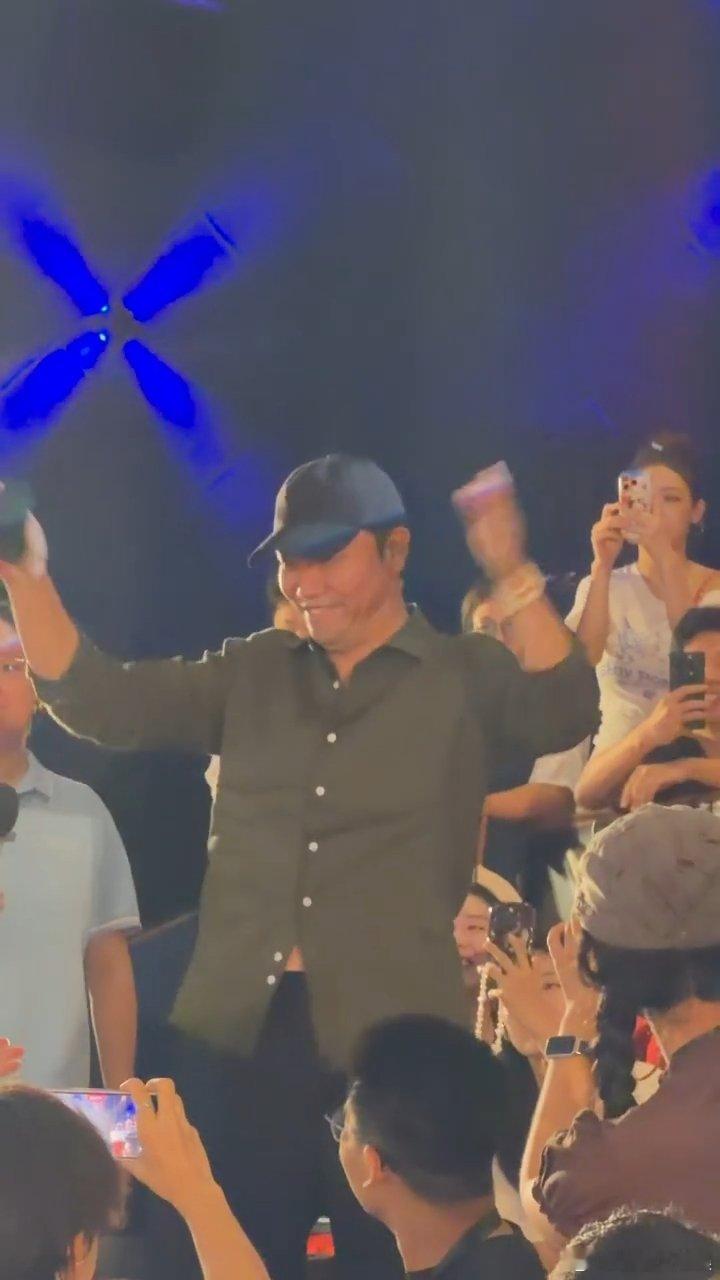 贾冰现身沈腾成都路演贾冰现身支持沈腾电影路演 贾冰惊喜现身成都龙餐馆路演，支持沈
