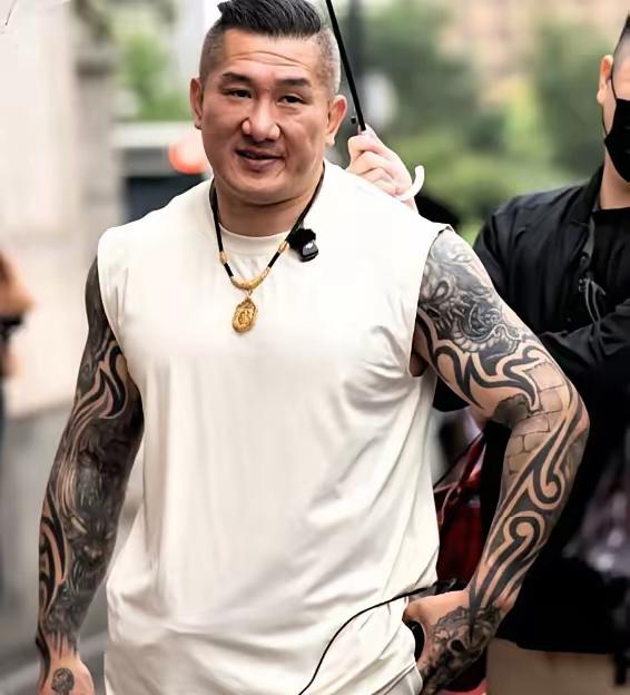 人赚不到认知以外的钱。
台湾网红馆长真的没有想到，
自己在台湾骂遍绿营、浑身刺青