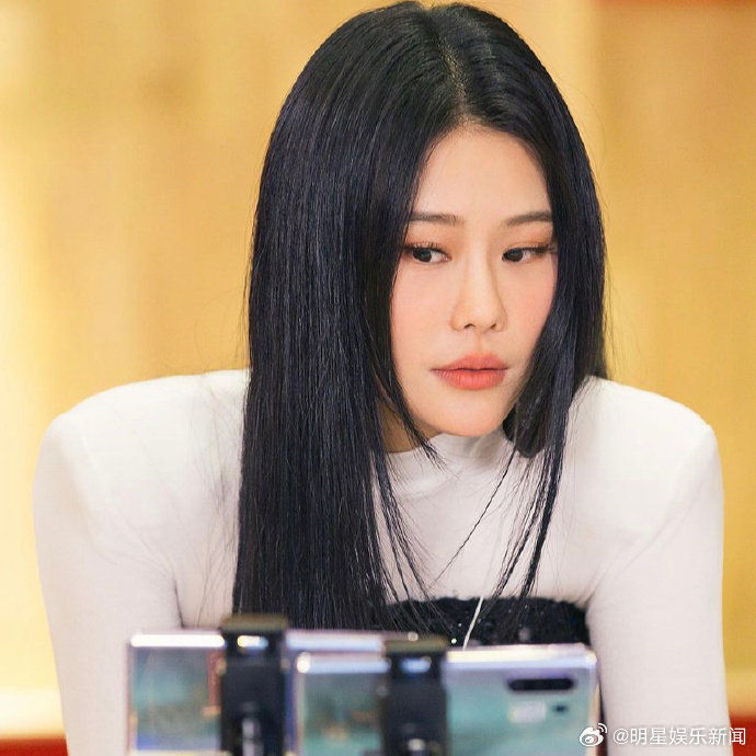 袁娅维黑长直完全是女王级别 袁娅维这头黑长直真的太有辨识度了，在众多夸张造型中反