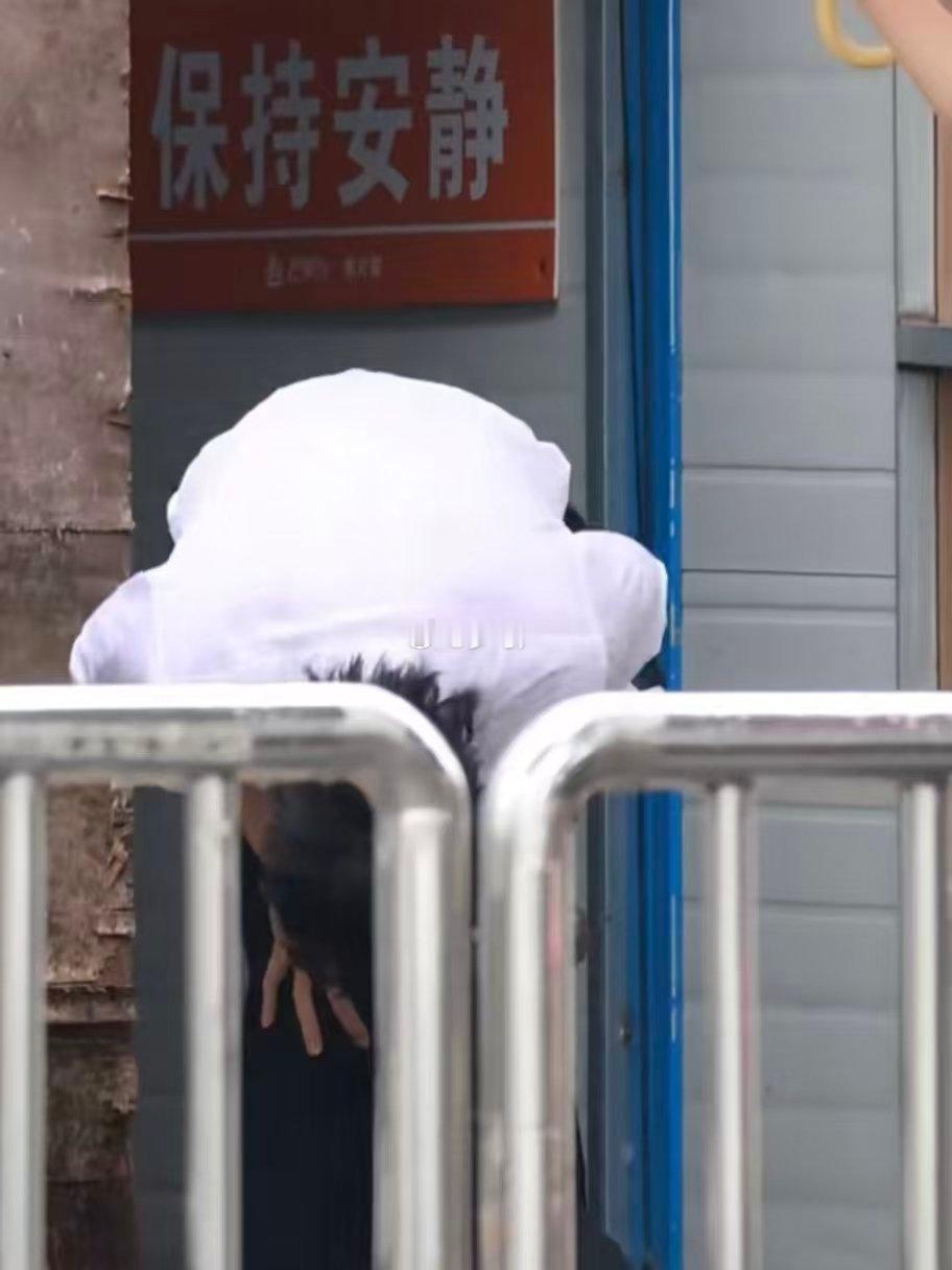 王传君老来得数据粉 属实惊喜，王传君收获了一大批数据粉，马上登陆披哥舞台，线下待