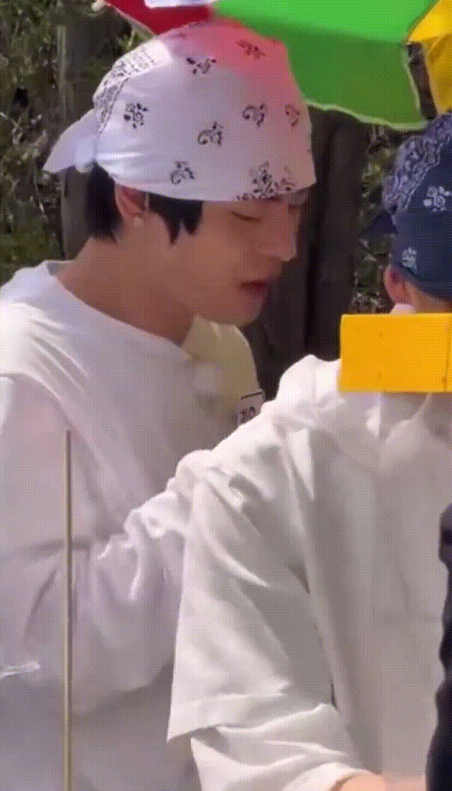 老料吃棉花糖给我笑晕了 吃出了一种忆苦思甜的味道 