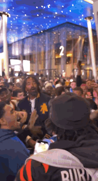 疯狂的尼克斯球迷！疯狂的JR- Smith！
尼克斯半决赛首场获胜，球迷们疯狂庆