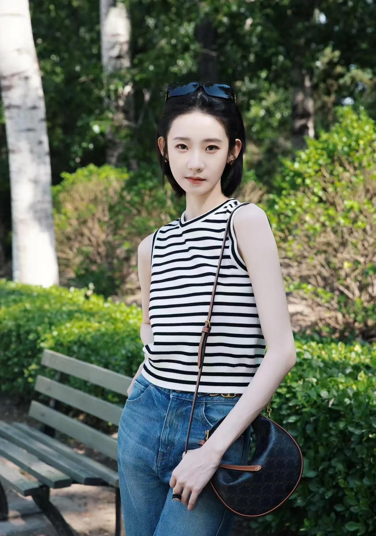 春夏万能穿搭公式被张艺凡拿捏了😭
黑白条纹背心+复古蓝牛仔裤
简单基础款，随性