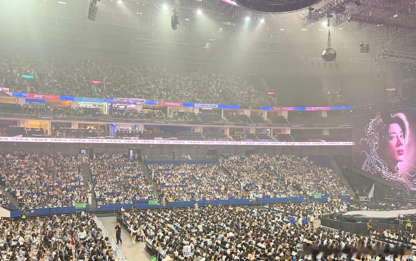 鹭卓上海上座率鹭卓今天上海演唱会的上座率给到一个夯！被粉丝与偶像之间双向奔赴的情