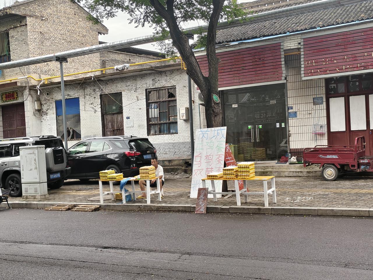 您瞧，在运城市盐湖区西街，有家人在卖芮城土鸡蛋，乌鸡蛋，还有双黄蛋呢！具体多少钱