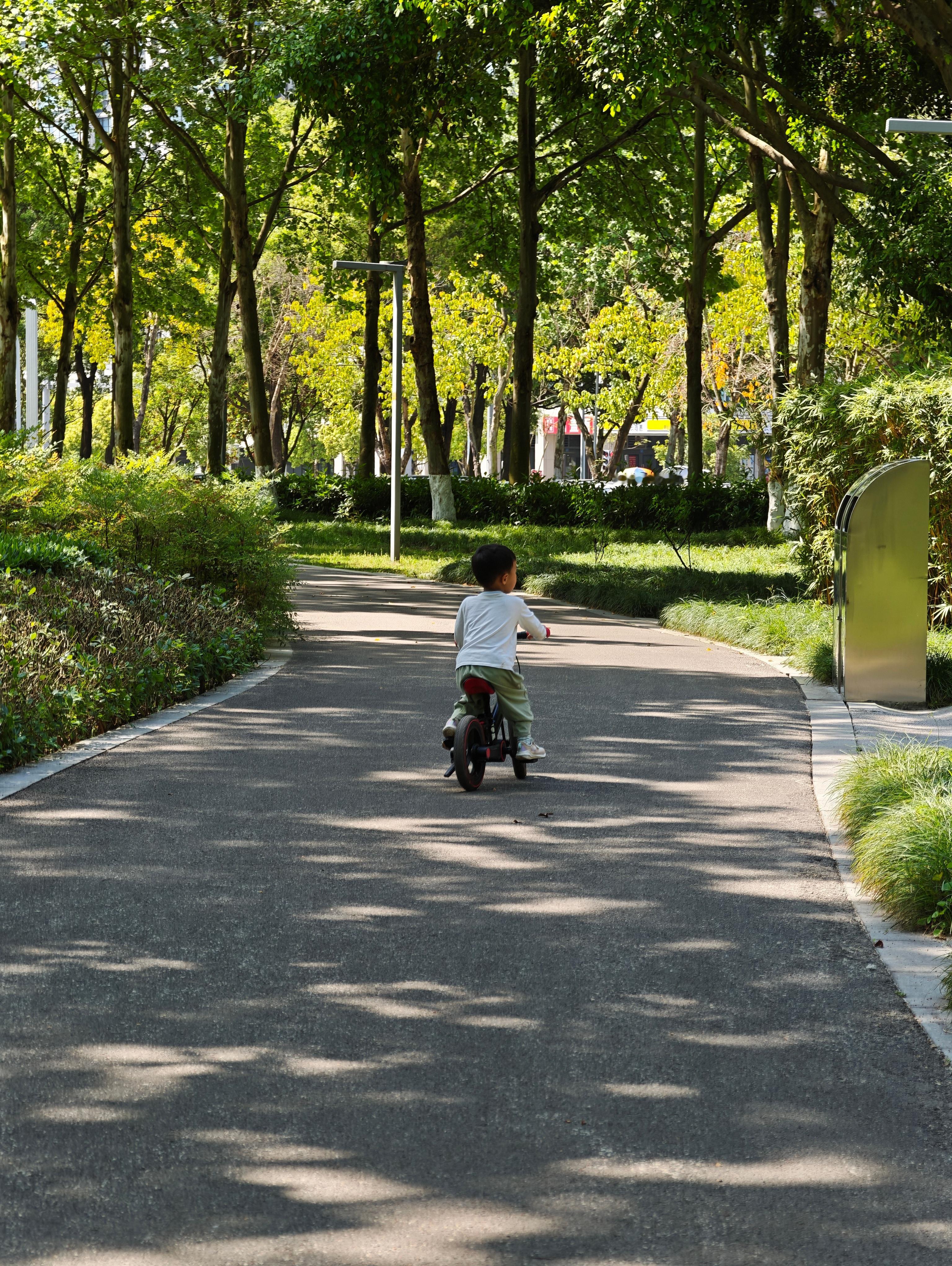 每次到中央公园遛娃都想在这旁边买套房。但一想到再过 10 年没房贷娃上初中我就可