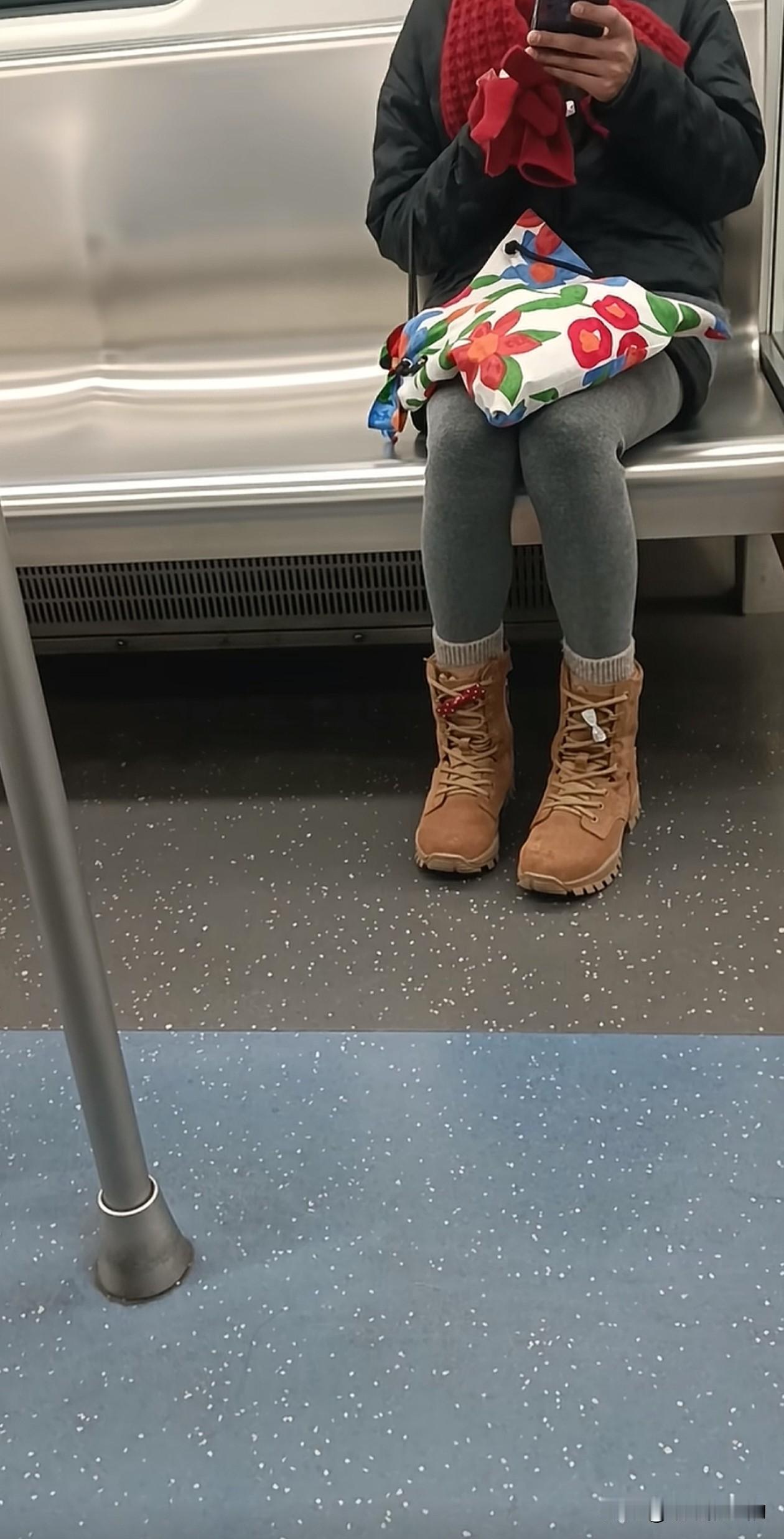 坐了地铁最后一班
整个车厢就我俩
对面女孩一直在摆弄手机