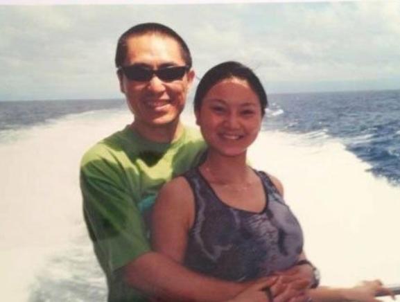 [微风]2014年，女演员何珺被张艺谋开除出剧组，于是她反手举报张艺谋超生，张艺