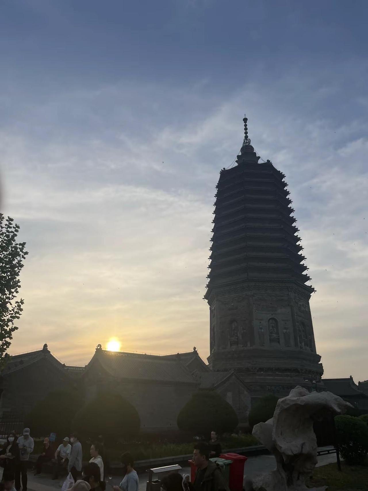 锦州古塔公园夜生活真劲爆。
