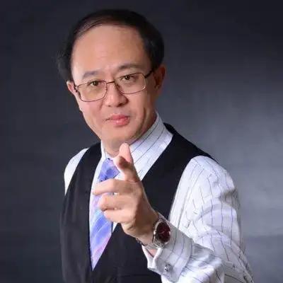 中美的“差距”究竟在哪？邱震海语出惊人：“中国辛辛苦苦地在14亿国人中培养人才，