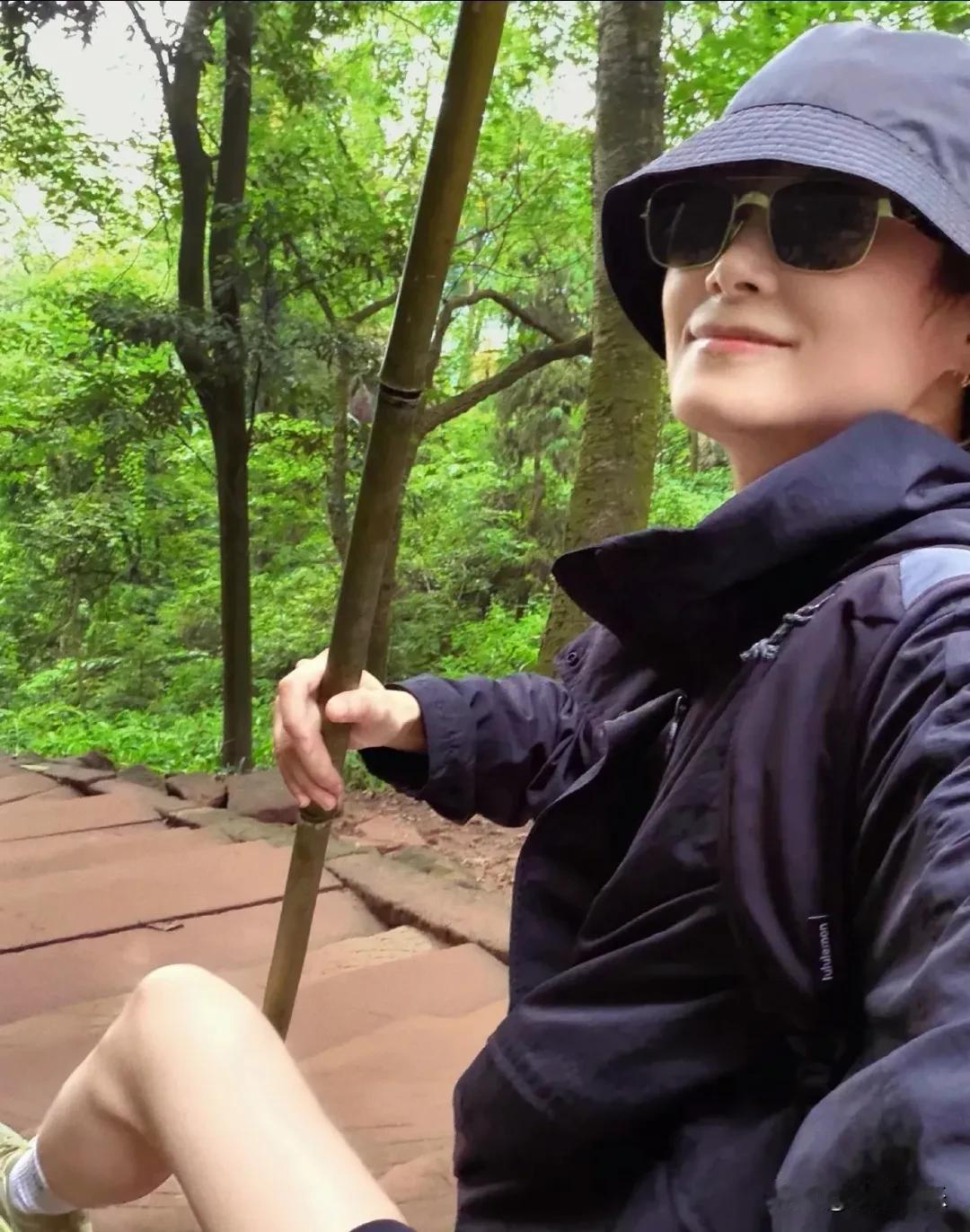 笑不活了！李宇春国庆回四川爬青城山，拿了条棍子走了一路，粉丝追问：这是从新疆带回