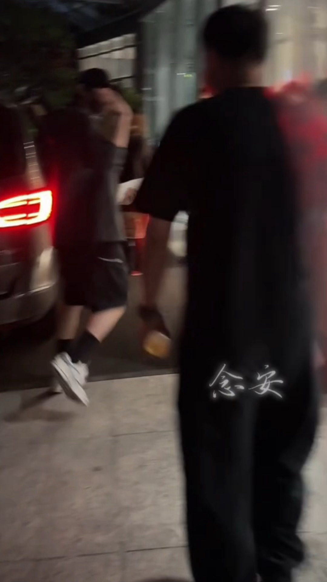 小狗跑过来收信时眼睛亮晶晶收完信回去之后还想着跟艳儿挥手于是动作可爱得像跳舞了?