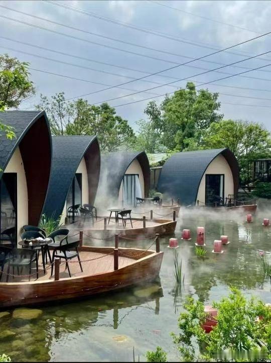 生活手记世界再大，不过一方庭院，一树繁花，一桌美食，再引三两好友，酌一壶美酒，尽