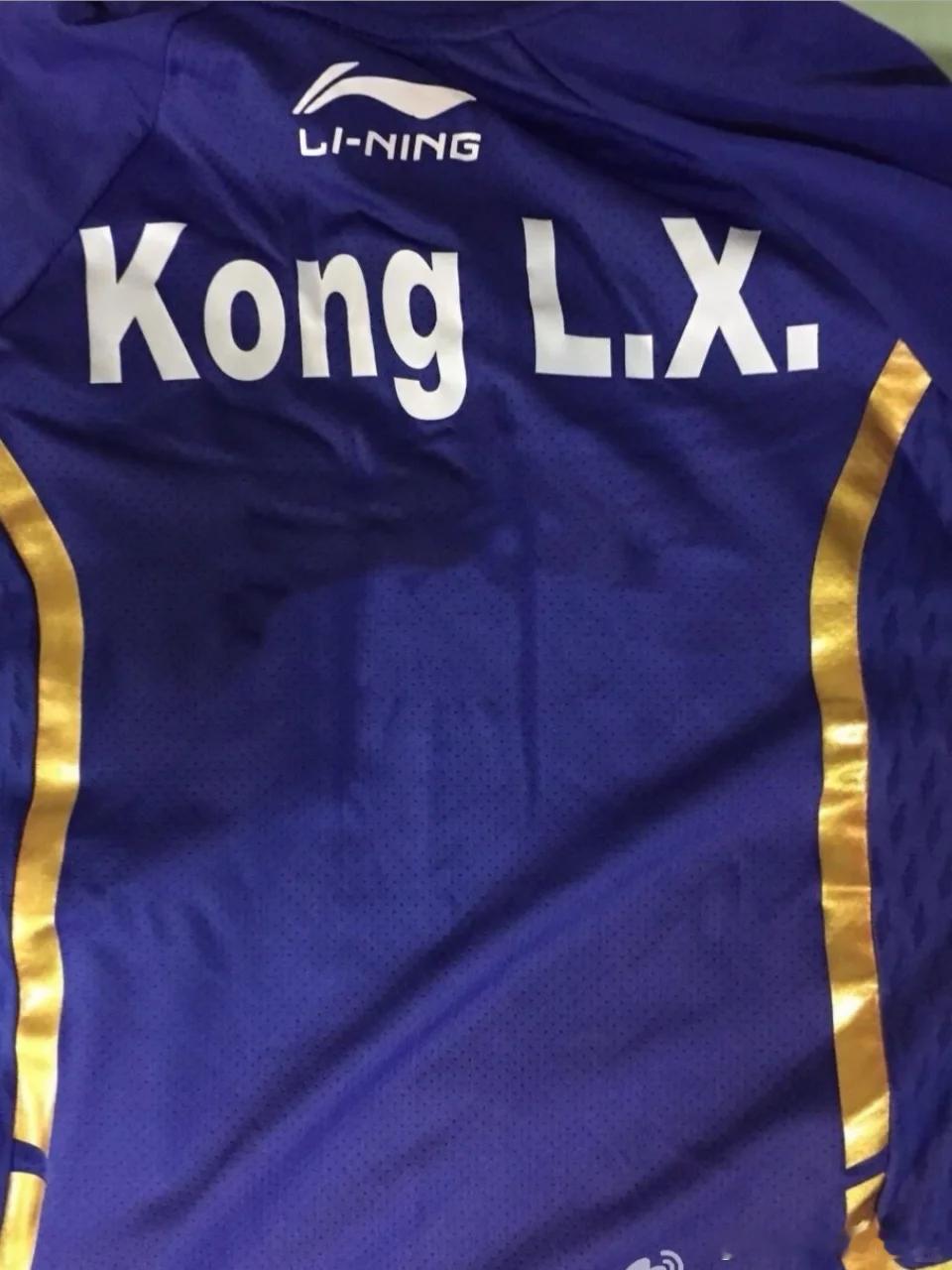 孔令轩：一些衣服一压就是一年 这是当年我们陪练以下的队友们常常自嘲的一个梗，已经