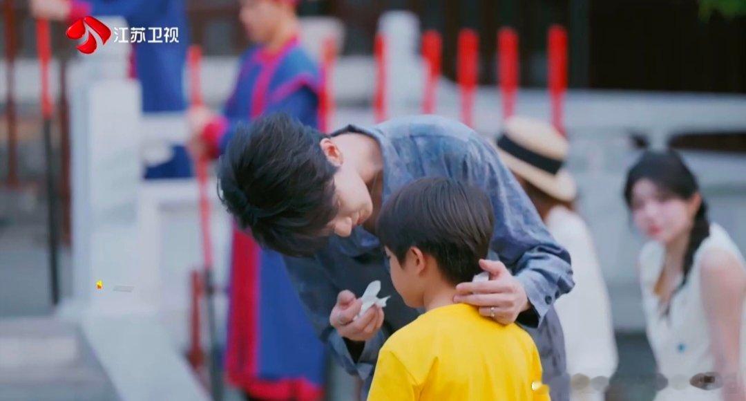 夏之光给小朋友擦鼻血《TF家族宿舍遭私生闯入》藏在综艺里的温柔瞬间，夏之光俯身平