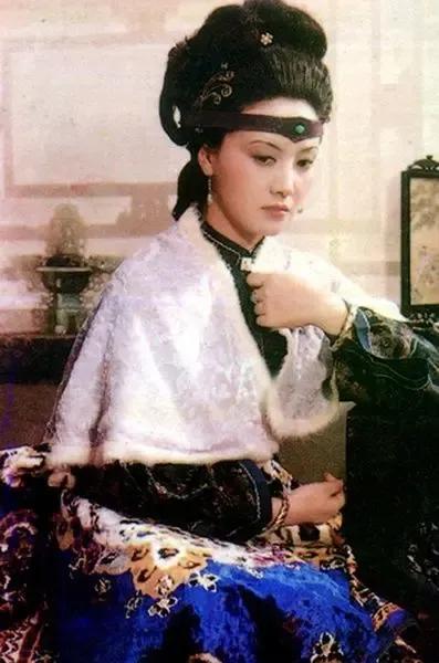 87版《红楼梦》的成功，除了演员的精彩表演以外，服化道也起了很大的作用。但是王熙