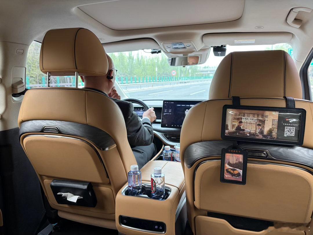 租车11000，一个月拉两万，剩个5000 6000。小专车6000多一个月。刚