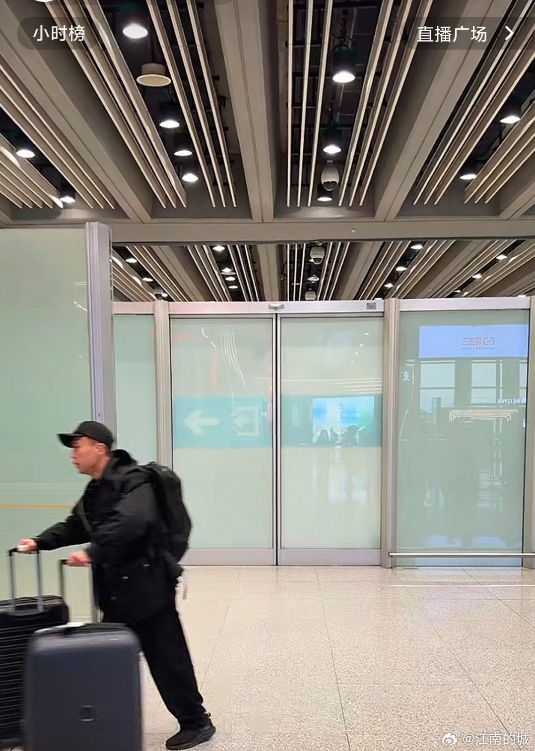 球迷们已经在首都机场迎接麦基抵京了。cba