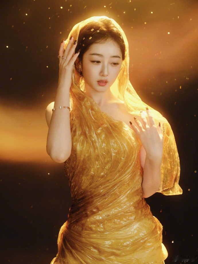 看蒋梦婕的这套金鸡奖造型，真的是闪耀了整个红毯，金色的裙摆轻盈飘动，展现出她无可