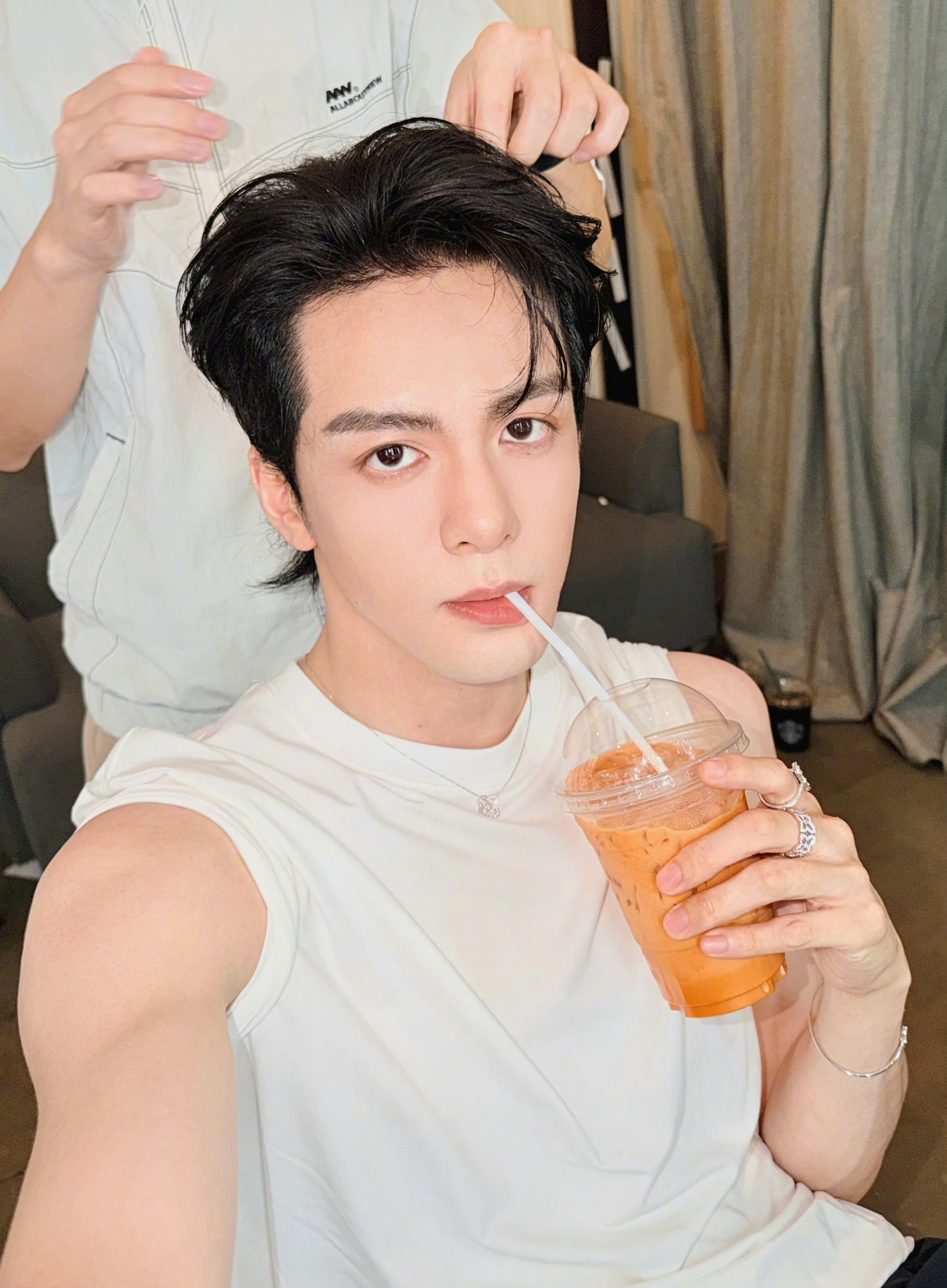 来看大湾区帅哥曾舜晞营业啦 