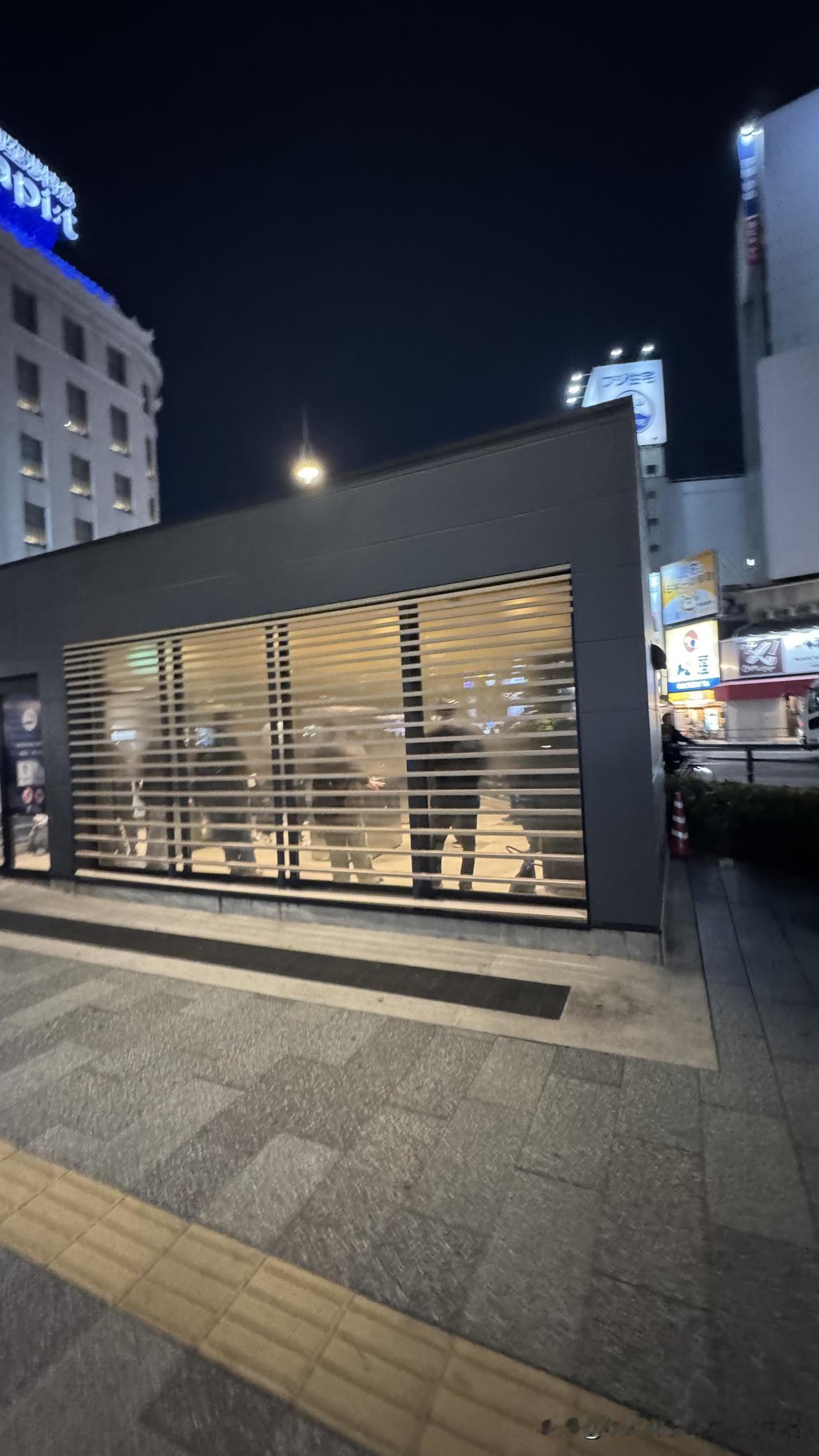 日本最悲情最有奉献的一个群体，让人看了怪难受的。

大阪难波街头，遇见一写有“加