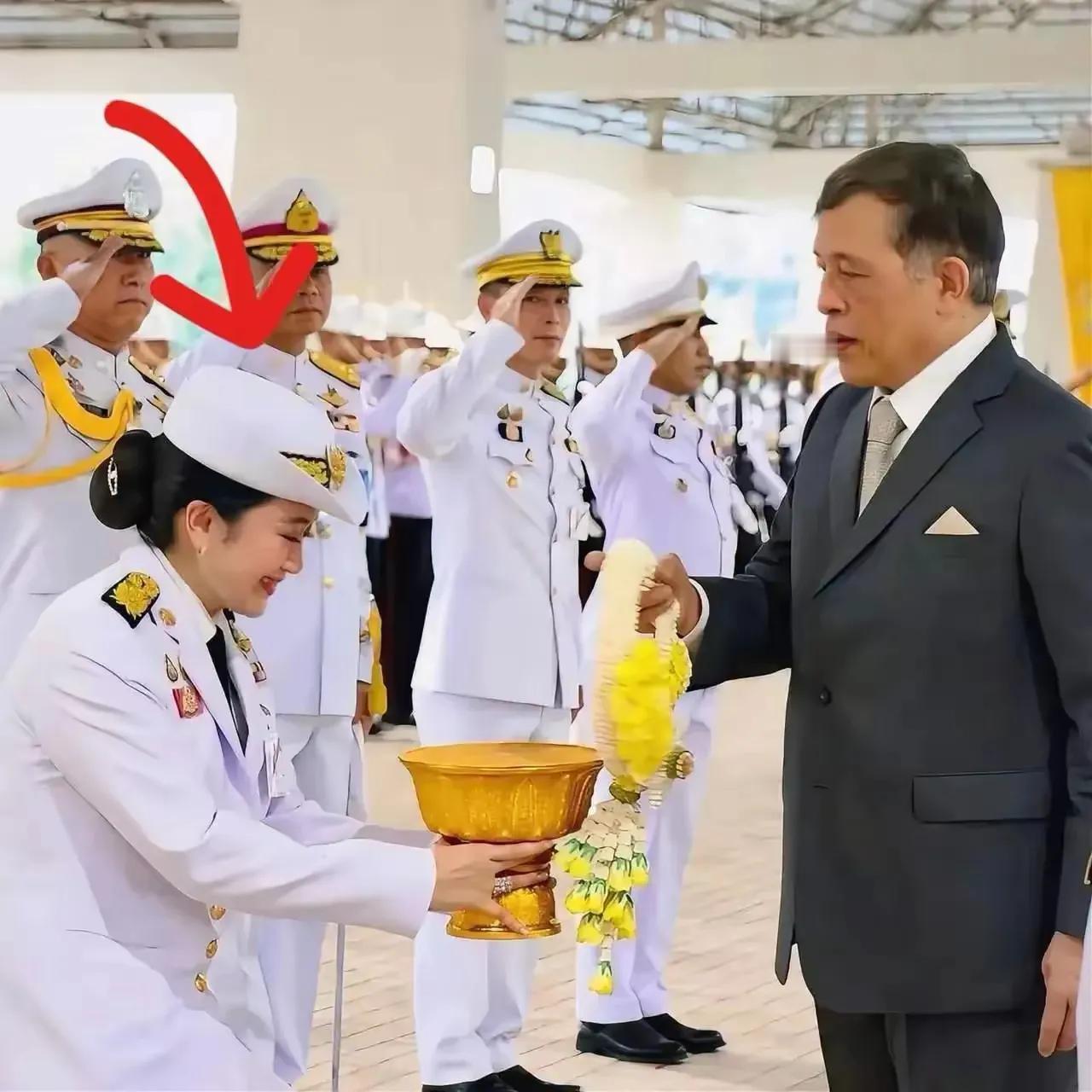 泰国国家制度是君主立宪制，它不同于英美两国国家的两个政党共同管理这个国家的制度，