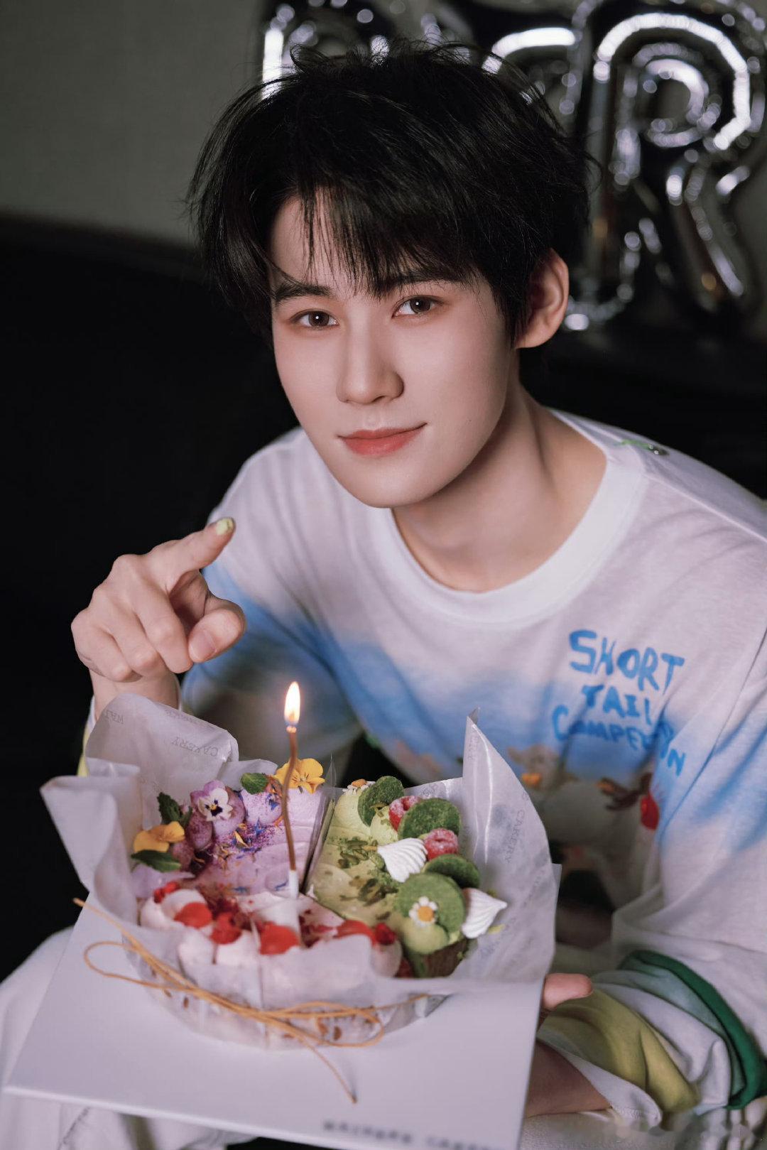 张真源游泳自带脚蹼张真源各种泳姿欣赏 别人游泳靠技巧，张真源游泳像开了外挂，水里