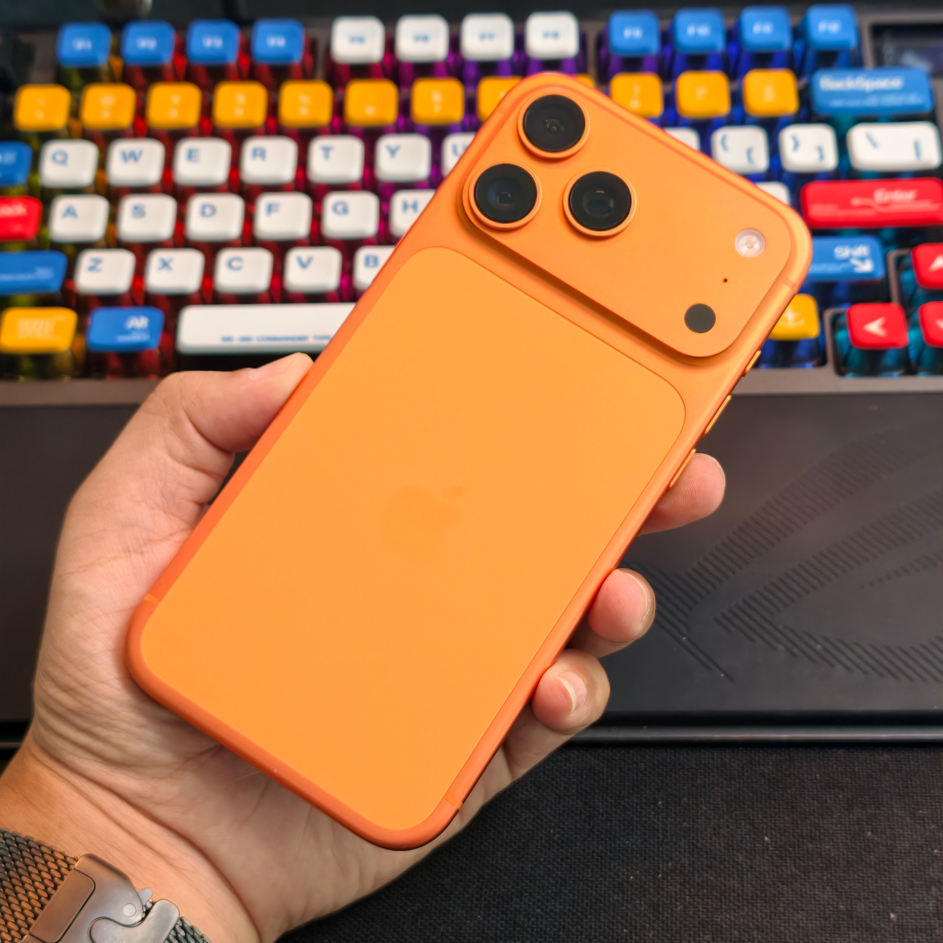 iPhone 17 Pro Max 256G橙色，搞一波“磁悬浮”团？6199上