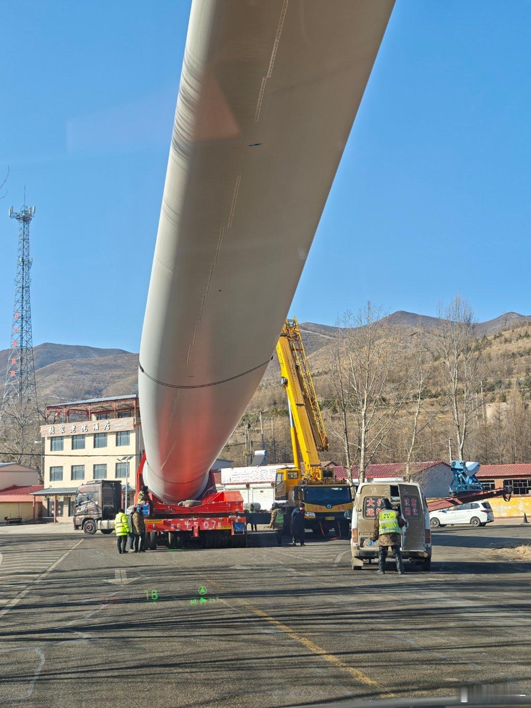 风力发电机叶片，远远看觉得没啥放地上才发现真大呀，巨大无比