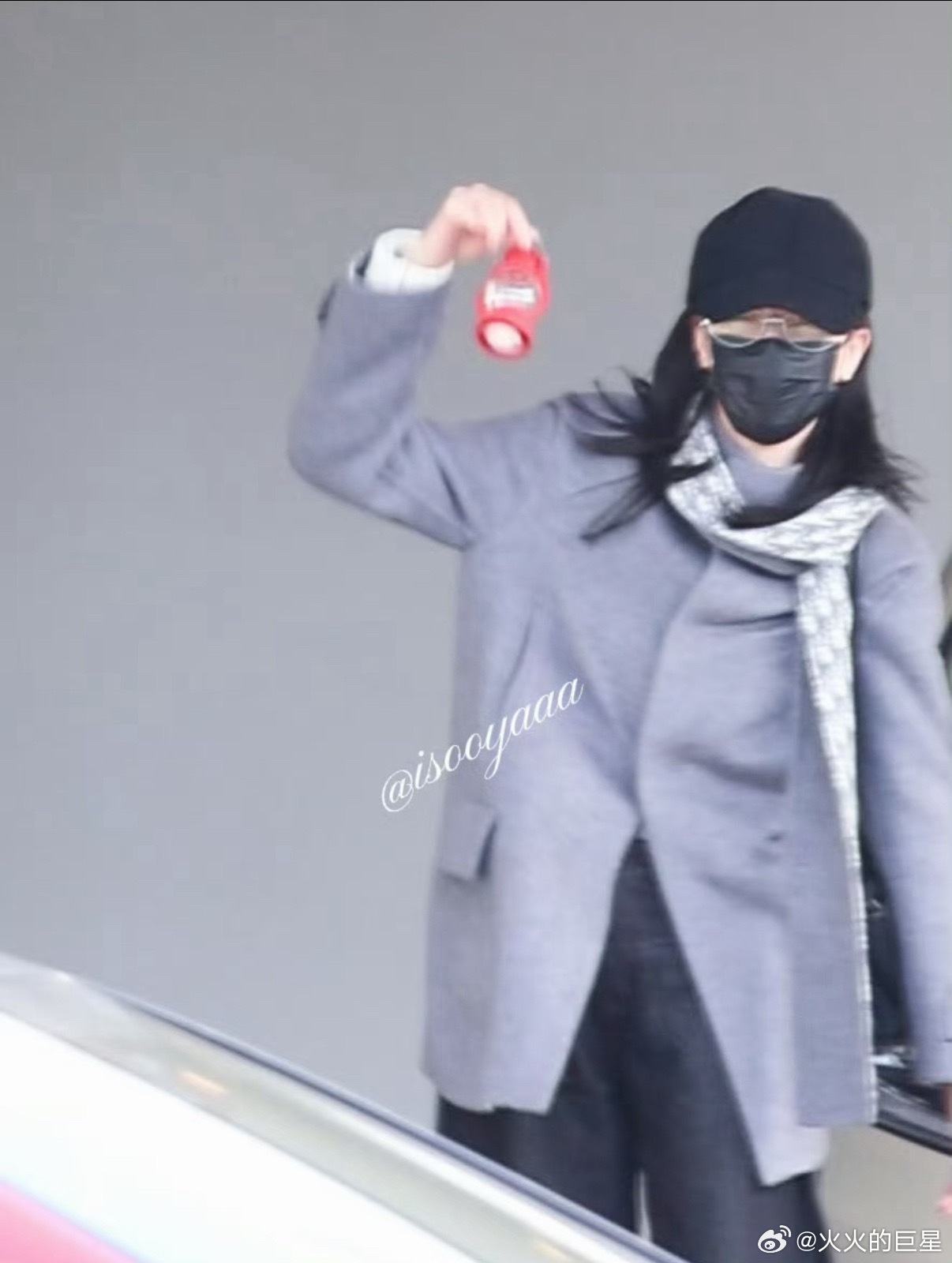 迪丽热巴提灯走机场迪丽热巴机场提灯路透 不愧是《白日提灯》 