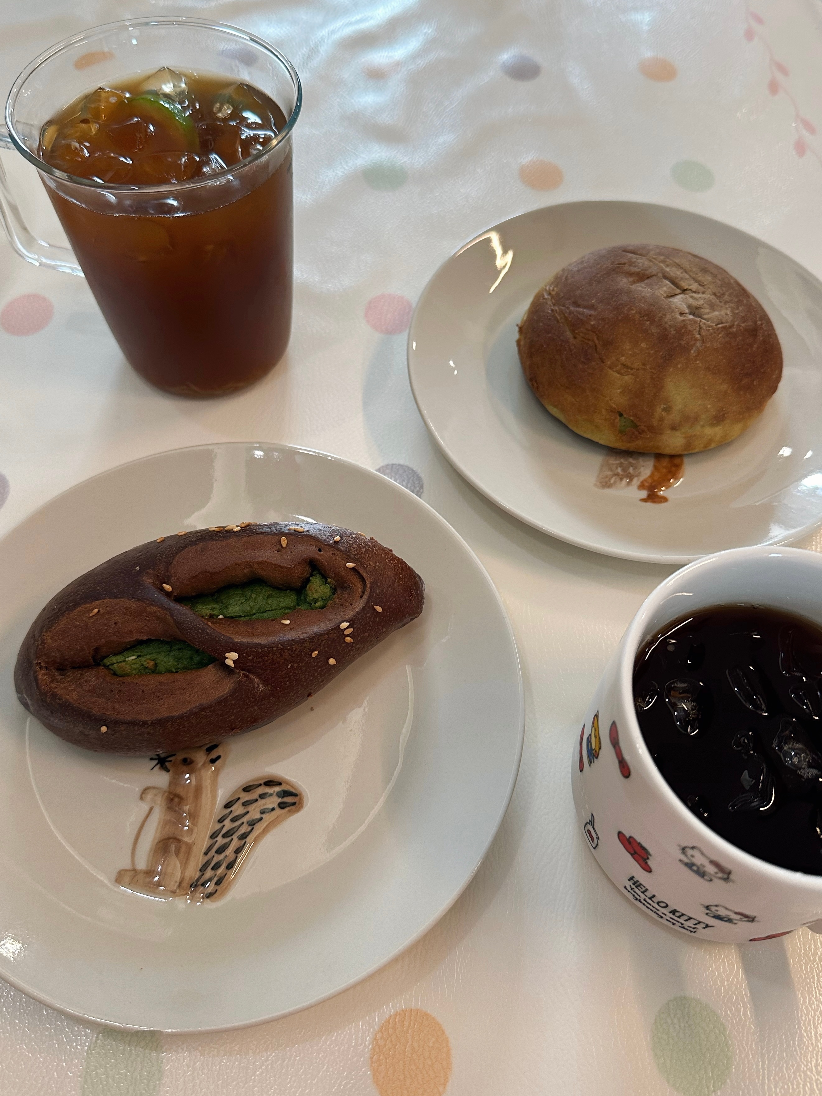 面包品了，真香！吃了一个可可开心果奶酪碱水棒（名字看了四次打下来的）和开心果米软