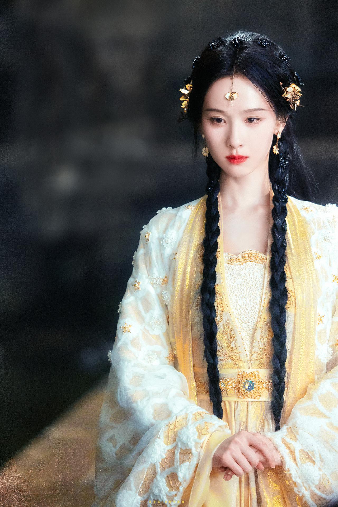 星稀河影转，霜重月华孤。”
陈都灵在《雾妄言》里的古装造型，完美诠释了这句诗的意