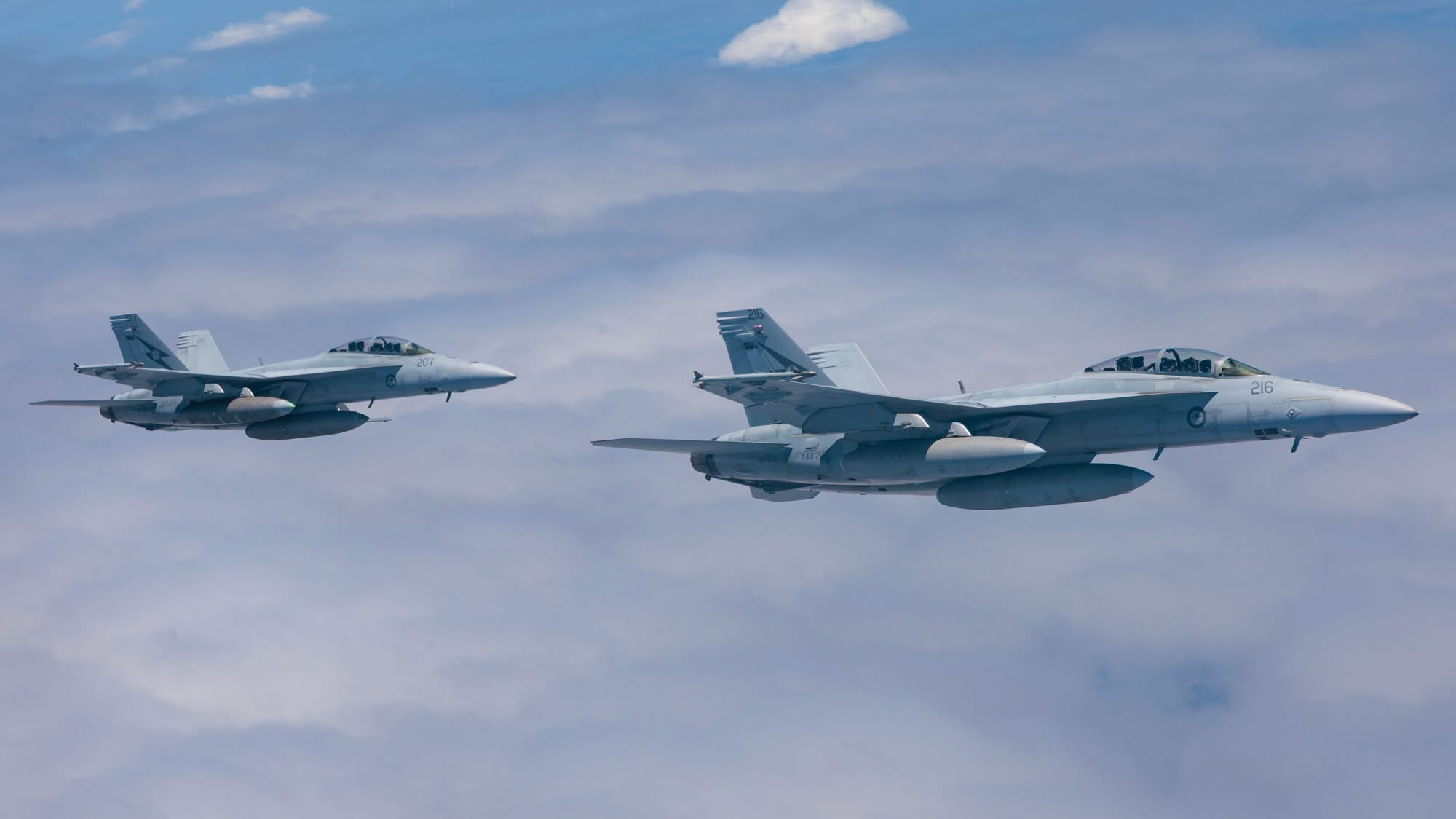 南国某机场，空军航空兵某部一批新员完成改装。该部从两次世界大战的战火硝烟中走来，